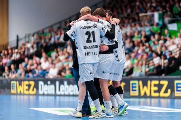 Handball, HBL, TSV GWD Minden - THW Kiel #2 Rasmus Ankermann (THW Kiel, 22) wird von Eric Johansson (THW Kiel, 21) (links) und Domagoj Duvnjak (THW Kiel, 04) (recht) verletzt vom Spielfeld gefuehrt GER, GWD Minden vs. THW Kiel, Handball, 1. Bundesliga, 33. Spieltag, Spielzeit 2025 2026, 03.06.2026 GER, GWD Minden vs. THW Kiel, Handball, 1. Bundesliga, 33. Spieltag, Spielzeit 2025 2026, 03.06.2026 Minden Copyright: xEibner-Pressefoto JanxRollingerx EP_JSK