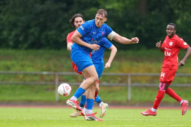 Fußball, Oberliga, Relegation, Blumenthaler SV - 1. FC Germania Egestorf-Langreder v.li.: Joshua Siegert (1. FC Germania Egestorf-Langreder, 20) und Kilian Lammers (Blumenthaler SV, 13) im Zweikampf, Duell, Dynamik, Aktion, Action, Spielszene, 03.06.2026, Bremen (Deutschland), Fussball, Aufstiegsrunde Regionalliga Nord, Blumenthaler SV - 1. FC Germania Egestorf-Langreder