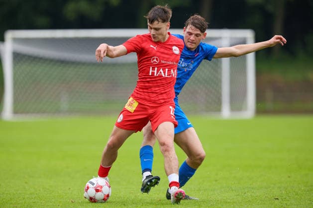Fußball, Oberliga, Relegation, Blumenthaler SV - 1. FC Germania Egestorf-Langreder v.li.: Lasse Denker (1. FC Germania Egestorf-Langreder, 23) und Hugo Weber (Blumenthaler SV, 27) im Zweikampf, Duell, Dynamik, Aktion, Action, Spielszene, 03.06.2026, Bremen (Deutschland), Fussball, Aufstiegsrunde Regionalliga Nord, Blumenthaler SV - 1. FC Germania Egestorf-Langreder