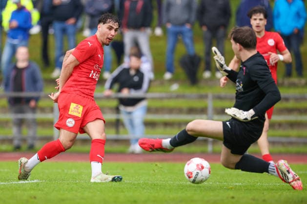 Fußball, Oberliga, Relegation, Blumenthaler SV - 1. FC Germania Egestorf-Langreder v.li.: Adrian Becker (1. FC Germania Egestorf-Langreder, 19) beim Torschuss, schießt auf das Tor, am Ball, Aktion, Action, Spielszene, Marlon Vogt (Torhüter, Torwart, Blumenthaler SV, 1), 03.06.2026, Bremen (Deutschland), Fussball, Aufstiegsrunde Regionalliga Nord, Blumenthaler SV - 1. FC Germania Egestorf-Langreder
