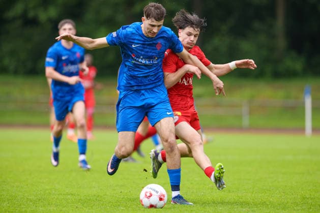 Fußball, Oberliga, Relegation, Blumenthaler SV - 1. FC Germania Egestorf-Langreder v.li.: Luis Seidel (Blumenthaler SV, 25) und Finn Hoffmann (1. FC Germania Egestorf-Langreder, 9) im Zweikampf, Duell, Dynamik, Aktion, Action, Spielszene, 03.06.2026, Bremen (Deutschland), Fussball, Aufstiegsrunde Regionalliga Nord, Blumenthaler SV - 1. FC Germania Egestorf-Langreder
