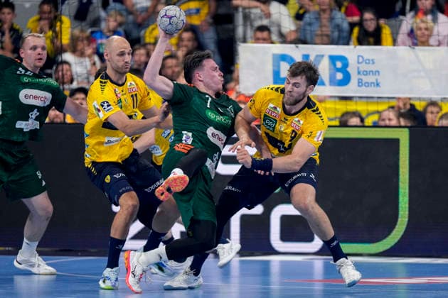 Handball, HBL, Rhein-Neckar Löwen - TSV Hannover-Burgdorf #4 v.li.: Lukas Sandell (RNL, 11), Leif Tissier (Die Recken, 7), Steven Plucnar Jacobsen (RNL, 9), Zweikampf, Spielszene, Duell, duel, tackle, tackling, Dynamik, Action, Aktion, 03.06.2026, Mannheim (Deutschland), Handball, Bundesliga, Rhein-Neckar Löwen - TSV Hannover-Burgdorf