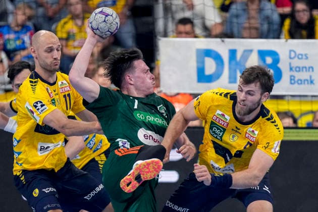 Handball, HBL, Rhein-Neckar Löwen - TSV Hannover-Burgdorf #4 v.li.: Lukas Sandell (RNL, 11), Leif Tissier (Die Recken, 7), Steven Plucnar Jacobsen (RNL, 9), Zweikampf, Spielszene, Duell, duel, tackle, tackling, Dynamik, Action, Aktion, 03.06.2026, Mannheim (Deutschland), Handball, Bundesliga, Rhein-Neckar Löwen - TSV Hannover-Burgdorf