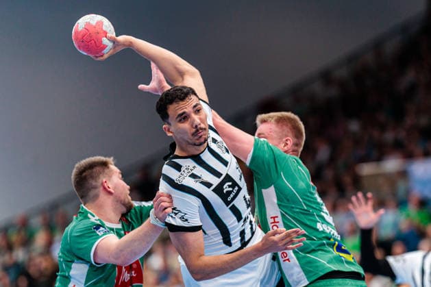 Handball, HBL, TSV GWD Minden - THW Kiel (L-R) Ian Weber (GWD Minden, 13), Mohab Abdelhak (THW Kiel, 48), Daniel Astrup Pedersen (GWD Minden, 03) GER, GWD Minden vs. THW Kiel, Handball, 1. Bundesliga, 33. Spieltag, Spielzeit 2025 2026, 03.06.2026 GER, GWD Minden vs. THW Kiel, Handball, 1. Bundesliga, 33. Spieltag, Spielzeit 2025 2026, 03.06.2026 Minden Copyright: xEibner-Pressefoto JanxRollingerx EP_JSK