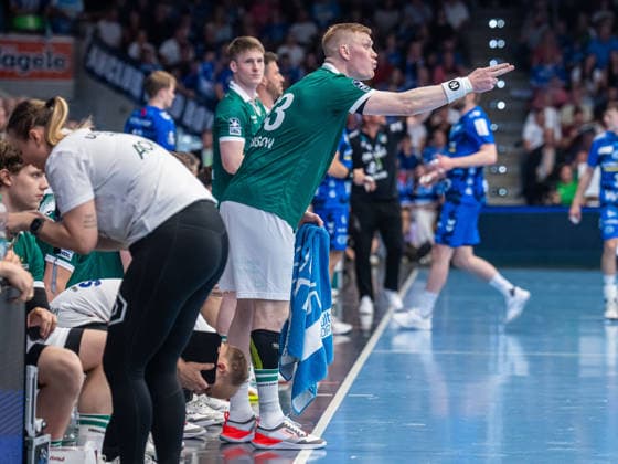 Handball, HBL, Frisch Auf! Göppingen - TVB 1898 Stuttgart #3 Ymir Oern Gislason (Frisch Auf Goeppingen, 33) gibt von aussen Anweisungen, Frisch Auf Goeppingen vs. TVB Stuttgart, Handball, 1. Bundesliga, Herren, Spielzeit 2025 2026, 03.06.2026, Frisch Auf Goeppingen vs. TVB Stuttgart, Handball, 1. Bundesliga, Herren, Spielzeit 2025 2026, 03.06.2026 Goeppingen Copyright: xEibner-Pressefoto MichaelxSchmidx EP_MST