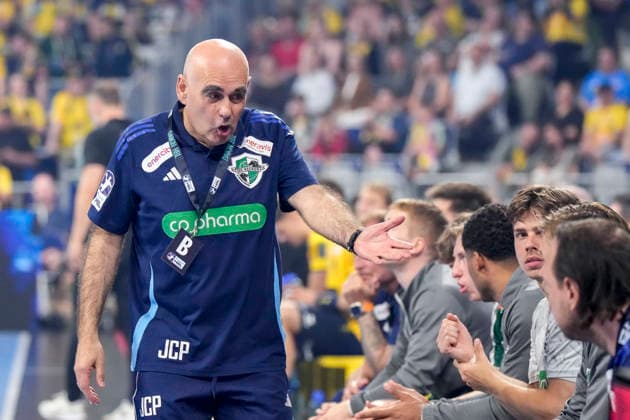 Handball, HBL, Rhein-Neckar Löwen - TSV Hannover-Burgdorf #4 Juan Carlos Pastor (Trainer, Cheftrainer, Die Recken), gibt Anweisungen, gestikuliert, mit den Armen gestikulieren, Einzelbild, Einzelfoto, Aktion, Action, 03.06.2026, Mannheim (Deutschland), Handball, Bundesliga, Rhein-Neckar Löwen - TSV Hannover-Burgdorf