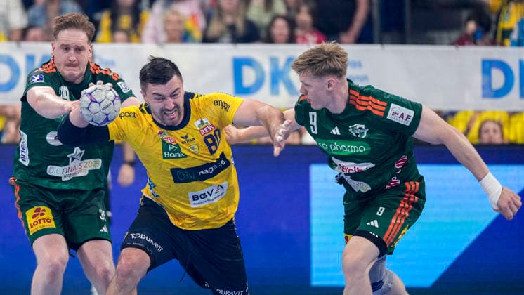 Handball, HBL, Rhein-Neckar Löwen - TSV Hannover-Burgdorf #4 v.li.: Lukas Stutzke (Die Recken, 39), Jannik Kohlbacher (RNL, 80), Vilhelm Poulsen (Die Recken, 9), Zweikampf, Spielszene, Duell, duel, tackle, tackling, Dynamik, Action, Aktion, 03.06.2026, Mannheim (Deutschland), Handball, Bundesliga, Rhein-Neckar Löwen - TSV Hannover-Burgdorf
