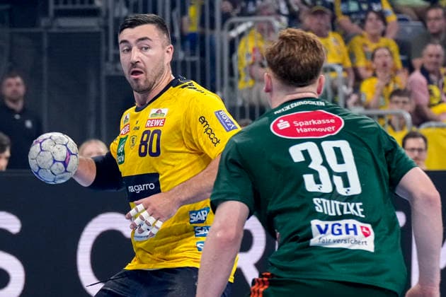 Handball, HBL, Rhein-Neckar Löwen - TSV Hannover-Burgdorf #4 v.li.: Jannik Kohlbacher (RNL, 80), Lukas Stutzke (Die Recken, 39), Zweikampf, Spielszene, Duell, duel, tackle, tackling, Dynamik, Action, Aktion, 03.06.2026, Mannheim (Deutschland), Handball, Bundesliga, Rhein-Neckar Löwen - TSV Hannover-Burgdorf