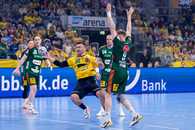 Handball, HBL, Rhein-Neckar Löwen - TSV Hannover-Burgdorf #4 v.li.: Jannik Kohlbacher (RNL, 80), Justus Fischer (Die Recken, 54), Vilhelm Poulsen (Die Recken, 9), beim Torwurf, Aktion, Action, Spielszene, 03.06.2026, Mannheim (Deutschland), Handball, Bundesliga, Rhein-Neckar Löwen - TSV Hannover-Burgdorf