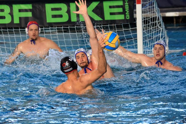 Wasserball, 1. WBB, Spandau 04 - Waspo Hannover DEU, DWV, 1.WBB, Spandau04 vs. Waspo Hannover, 03.06.2026, Schwimmhalle-Schoeneberg, Berlin, DEU, DWV, 1.WBB, Spandau04 vs. Waspo Hannover, im Bild Marton Nagy (Spandau04 4), Nikola Stankovic (Waspo Hannover 10), Luka Lozina (Waspo Hannover 7), Felix Benke (Waspo Hannover 13)