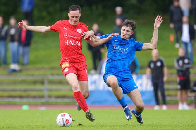 Fußball, Oberliga, Relegation, Blumenthaler SV - 1. FC Germania Egestorf-Langreder #2 v.li.: Nick Bode (1. FC Germania Egestorf-Langreder, 18) und Luis Seidel (Blumenthaler SV, 25) im Zweikampf, Duell, Dynamik, Aktion, Action, Spielszene, 03.06.2026, Bremen (Deutschland), Fussball, Aufstiegsrunde Regionalliga Nord, Blumenthaler SV - 1. FC Germania Egestorf-Langreder