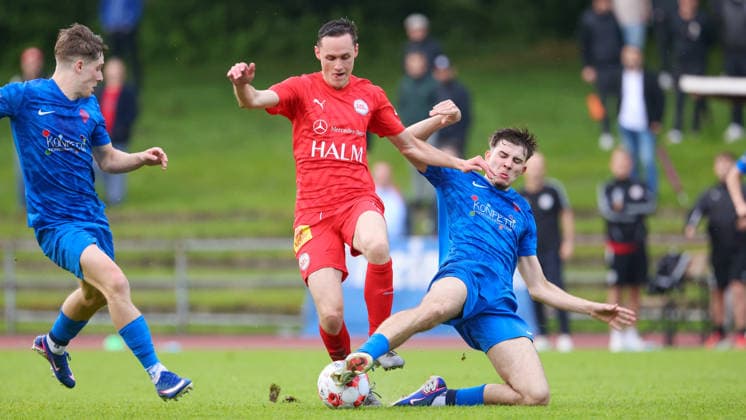 Fußball, Oberliga, Relegation, Blumenthaler SV - 1. FC Germania Egestorf-Langreder #2 v.li.: Dennis Brendow (Blumenthaler SV, 15), Nick Bode (1. FC Germania Egestorf-Langreder, 18) und Luis Seidel (Blumenthaler SV, 25) im Zweikampf, Duell, Dynamik, Aktion, Action, Spielszene, 03.06.2026, Bremen (Deutschland), Fussball, Aufstiegsrunde Regionalliga Nord, Blumenthaler SV - 1. FC Germania Egestorf-Langreder