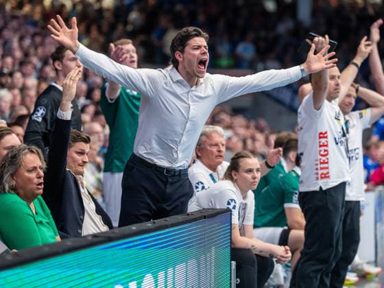 Handball, HBL, Frisch Auf! Göppingen - TVB 1898 Stuttgart #3 Rutger ten Velde (Frisch Auf Goeppingen, 05) feuert seine Mannschaft lautstark von aussen an, Frisch Auf Goeppingen vs. TVB Stuttgart, Handball, 1. Bundesliga, Herren, Spielzeit 2025 2026, 03.06.2026, Frisch Auf Goeppingen vs. TVB Stuttgart, Handball, 1. Bundesliga, Herren, Spielzeit 2025 2026, 03.06.2026 Goeppingen Copyright: xEibner-Pressefoto MichaelxSchmidx EP_MST