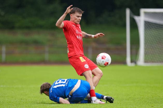 Fußball, Oberliga, Relegation, Blumenthaler SV - 1. FC Germania Egestorf-Langreder #2 v.li.: Jasper Look (Blumenthaler SV, 16) und Lasse Denker (1. FC Germania Egestorf-Langreder, 23) im Zweikampf, Duell, Dynamik, Aktion, Action, Spielszene, 03.06.2026, Bremen (Deutschland), Fussball, Aufstiegsrunde Regionalliga Nord, Blumenthaler SV - 1. FC Germania Egestorf-Langreder