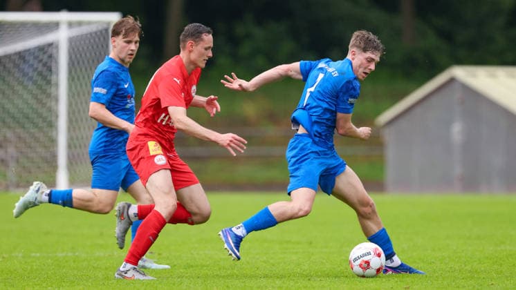 Fußball, Oberliga, Relegation, Blumenthaler SV - 1. FC Germania Egestorf-Langreder #2 v.li.: Nick Bode (1. FC Germania Egestorf-Langreder, 18) und Florian Brahtz (Blumenthaler SV, 7) im Zweikampf, Duell, Dynamik, Aktion, Action, Spielszene, 03.06.2026, Bremen (Deutschland), Fussball, Aufstiegsrunde Regionalliga Nord, Blumenthaler SV - 1. FC Germania Egestorf-Langreder