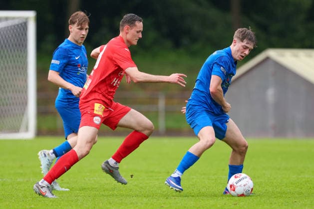 Fußball, Oberliga, Relegation, Blumenthaler SV - 1. FC Germania Egestorf-Langreder #2 v.li.: Nick Bode (1. FC Germania Egestorf-Langreder, 18) und Florian Brahtz (Blumenthaler SV, 7) im Zweikampf, Duell, Dynamik, Aktion, Action, Spielszene, 03.06.2026, Bremen (Deutschland), Fussball, Aufstiegsrunde Regionalliga Nord, Blumenthaler SV - 1. FC Germania Egestorf-Langreder