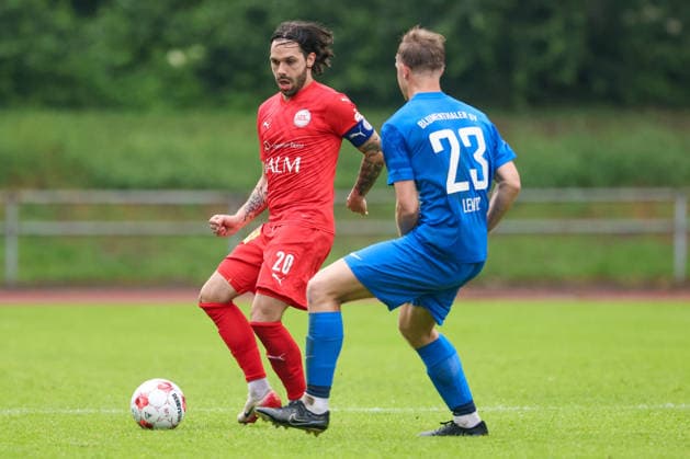 Fußball, Oberliga, Relegation, Blumenthaler SV - 1. FC Germania Egestorf-Langreder #2 v.li.: Joshua Siegert (1. FC Germania Egestorf-Langreder, 20) und Paul Lentz (Blumenthaler SV, 23) im Zweikampf, Duell, Dynamik, Aktion, Action, Spielszene, 03.06.2026, Bremen (Deutschland), Fussball, Aufstiegsrunde Regionalliga Nord, Blumenthaler SV - 1. FC Germania Egestorf-Langreder