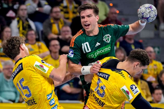 Handball, HBL, Rhein-Neckar Löwen - TSV Hannover-Burgdorf #4 v.li.: David More (RNL, 15), Renars Uscins (Die Recken, 10), Sebastian Heymann (RNL, 13), Zweikampf, Spielszene, Duell, duel, tackle, tackling, Dynamik, Action, Aktion, 03.06.2026, Mannheim (Deutschland), Handball, Bundesliga, Rhein-Neckar Löwen - TSV Hannover-Burgdorf