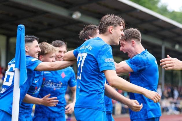 Fußball, Oberliga, Relegation, Blumenthaler SV - 1. FC Germania Egestorf-Langreder #2 Spieler von Blumenthaler SV mit Torjubel, Jubel, jubeln, jubelt, optimistisch, Spielszene, Highlight, Freude über das Tor zum 2:1, 03.06.2026, Bremen (Deutschland), Fussball, Aufstiegsrunde Regionalliga Nord, Blumenthaler SV - 1. FC Germania Egestorf-Langreder