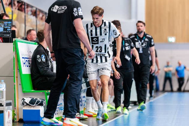 Handball, HBL, TSV GWD Minden - THW Kiel #5 Rune Dahmke (THW Kiel, 23) humpelt an der Spielerbank vorbei GER, GWD Minden vs. THW Kiel, Handball, 1. Bundesliga, 33. Spieltag, Spielzeit 2025 2026, 03.06.2026 GER, GWD Minden vs. THW Kiel, Handball, 1. Bundesliga, 33. Spieltag, Spielzeit 2025 2026, 03.06.2026 Minden Copyright: xEibner-Pressefoto JanxRollingerx EP_JSK