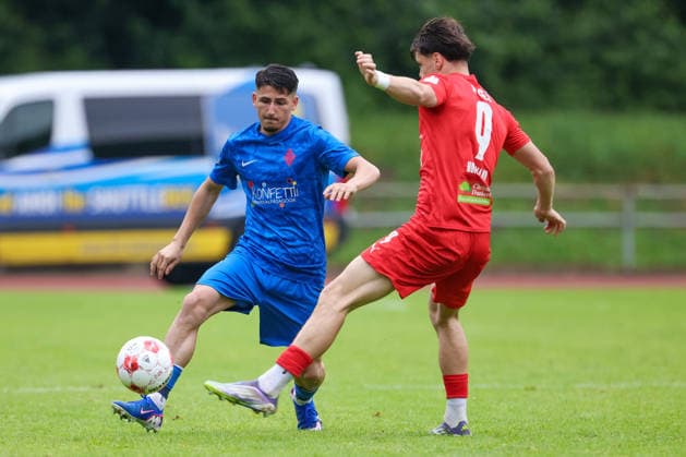 Fußball, Oberliga, Relegation, Blumenthaler SV - 1. FC Germania Egestorf-Langreder #2 v.li.: Alejandro Kellnar (Blumenthaler SV, 26) und Finn Hoffmann (1. FC Germania Egestorf-Langreder, 9) im Zweikampf, Duell, Dynamik, Aktion, Action, Spielszene, 03.06.2026, Bremen (Deutschland), Fussball, Aufstiegsrunde Regionalliga Nord, Blumenthaler SV - 1. FC Germania Egestorf-Langreder