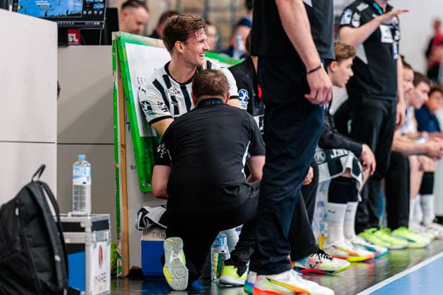 Handball, HBL, TSV GWD Minden - THW Kiel #5 Rune Dahmke (THW Kiel, 23) wird medizinisch versorgt GER, GWD Minden vs. THW Kiel, Handball, 1. Bundesliga, 33. Spieltag, Spielzeit 2025 2026, 03.06.2026 GER, GWD Minden vs. THW Kiel, Handball, 1. Bundesliga, 33. Spieltag, Spielzeit 2025 2026, 03.06.2026 Minden Copyright: xEibner-Pressefoto JanxRollingerx EP_JSK