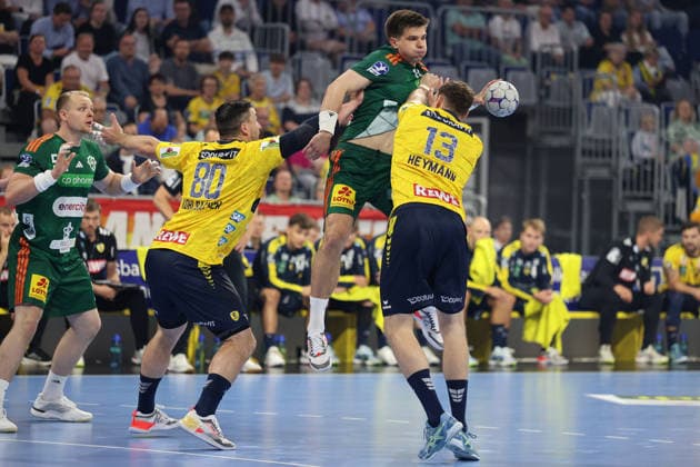 Im gerangel v.li. Jannik Kohlbacher (Rhein Neckar Loewen, 80) und rechts Sebastian Heymann (Rhein Neckar Loewen, 13) GER, Rhein Neckar Loewen gegen TSV Hannover-Burgdorf, Handball, 1.Bundesliga, Spielzeit 2025 2026, 03.05.2026 GER, Rhein Neckar Loewen vs. TSV Hannover-Burgdorf, 1.Bundesliga, Spielzeit 2025 2026, 03.05.2026 Mannheim Copyright: xEibner-Pressefoto JoergxHirschx EP_JHH