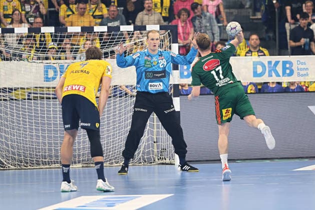 Handball, HBL, Rhein-Neckar Löwen - TSV Hannover-Burgdorf #6 Torwurf von August Baskar Pederson (TSV Hannover-Burgdorf, 17) gegen David Spaeth (Rhein Neckar Loewen, 29) GER, Rhein Neckar Loewen gegen TSV Hannover-Burgdorf, Handball, 1.Bundesliga, Spielzeit 2025 2026, 03.05.2026 GER, Rhein Neckar Loewen vs. TSV Hannover-Burgdorf, 1.Bundesliga, Spielzeit 2025 2026, 03.05.2026 Mannheim Copyright: xEibner-Pressefoto JoergxHirschx EP_JHH