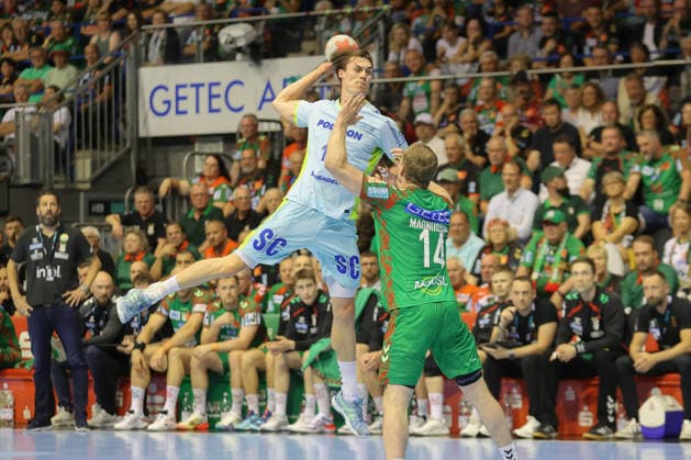 Handball, HBL, SC Magdeburg - VfL Gummersbach 03.06.2026, xtgx, Handball, Daikin HBL, SC Magdeburg - VfL Gummersbach v.l. Miro Schluroff (Gummersbach, 15) Omar Ingi Magnusson (Magdeburg, 14) wirft Tor, Torschuetze, erzielt Tor, Treffer, scores the goal Magdeburg