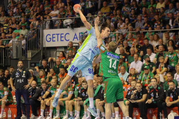 Handball, HBL, SC Magdeburg - VfL Gummersbach 03.06.2026, xtgx, Handball, Daikin HBL, SC Magdeburg - VfL Gummersbach v.l. Miro Schluroff (Gummersbach, 15) Omar Ingi Magnusson (Magdeburg, 14) wirft Tor, Torschuetze, erzielt Tor, Treffer, scores the goal Magdeburg