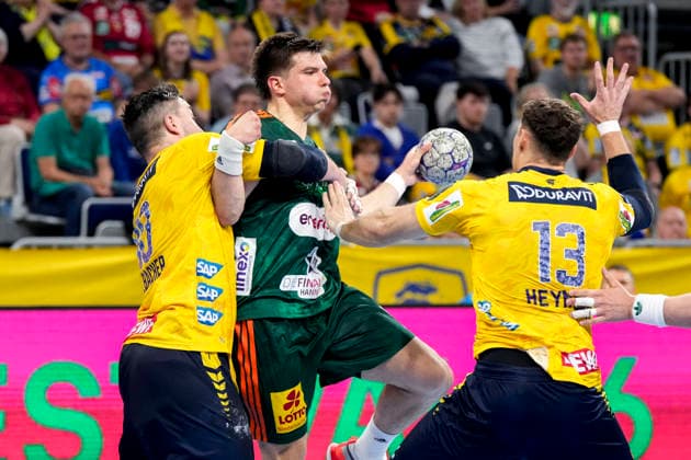 Handball, HBL, Rhein-Neckar Löwen - TSV Hannover-Burgdorf #6 v.li.: Jannik Kohlbacher (RNL, 80), Renars Uscins (Die Recken, 10), Sebastian Heymann (RNL, 13), Zweikampf, Spielszene, Duell, duel, tackle, tackling, Dynamik, Action, Aktion, 03.06.2026, Mannheim (Deutschland), Handball, Bundesliga, Rhein-Neckar Löwen - TSV Hannover-Burgdorf