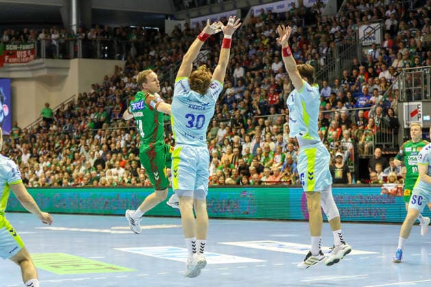 Handball, HBL, SC Magdeburg - VfL Gummersbach #2 03.06.2026, xgox, Handball - Daikin HBL SC Magdeburg - VfL Gummersbach emspor, v.l. Omar Ingi Magnusson (Magdeburg, 14), Tom Kiesler (Gummersbach, 30), Julian Koester (Köster, Gummersbach, 7) Zweikampf, Duell, Kampf, tackle Magdeburg