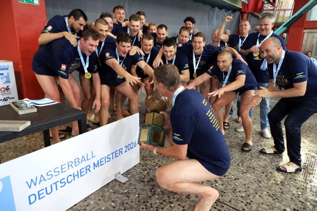 Wasserball, 1. WBB, Waspo 98 Hannover ist Deutscher Meister DEU, DWV, 1.WBB, Spandau04 vs. Waspo Hannover, 03.06.2026, Schwimmhalle-Schoeneberg, Berlin, DEU, DWV, 1.WBB, Spandau04 vs. Waspo Hannover, im Bild Hannover-Spielerkreis, Pokal