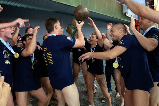 Wasserball, 1. WBB, Waspo 98 Hannover ist Deutscher Meister DEU, DWV, 1.WBB, Spandau04 vs. Waspo Hannover, 03.06.2026, Schwimmhalle-Schoeneberg, Berlin, DEU, DWV, 1.WBB, Spandau04 vs. Waspo Hannover, im Bild Hannover-Spielerkreis, Pokal