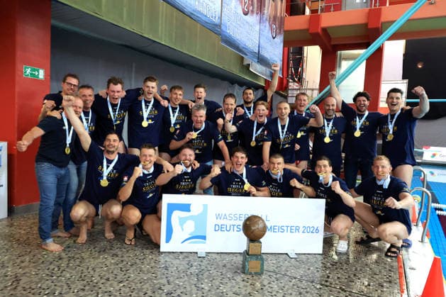Wasserball, 1. WBB, Waspo 98 Hannover ist Deutscher Meister DEU, DWV, 1.WBB, Spandau04 vs. Waspo Hannover, 03.06.2026, Schwimmhalle-Schoeneberg, Berlin, DEU, DWV, 1.WBB, Spandau04 vs. Waspo Hannover, im Bild Hannover-Spielerkreis, Pokal