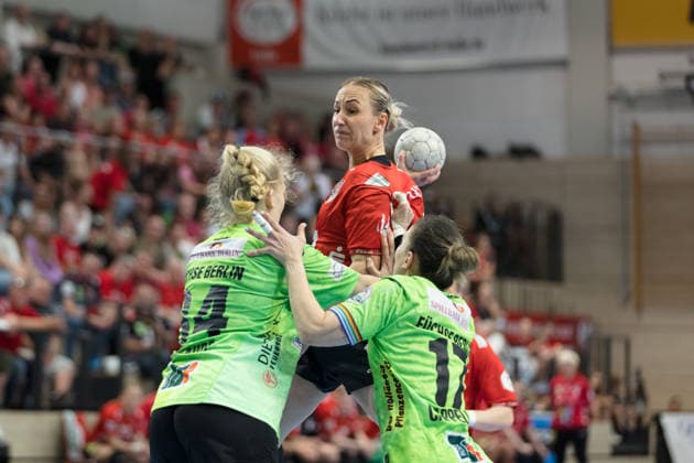 Handball, Frauen, HBF, Relegation, SV Union Halle-Neustadt - Füchse Berlin #2 Jonna Schraube (Berlin, 34), Lea Gruber (Halle, 19), Angela Cappellaro (Berlin, 17), SV Union Halle-Neustadt vs. Füchse Berlin, Spreefüxxe, Handball Bundesliga Frauen, Relegation, Hinspiel, Saison 2025 26, 03.06.2026 Halle SWH Arena Sachsen-Anhalt Deutschland