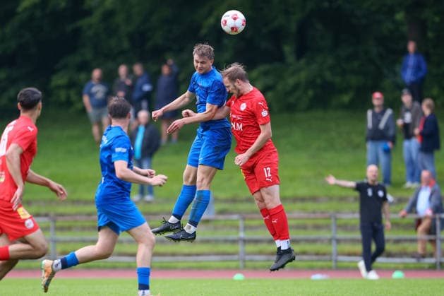 Fußball, Oberliga, Relegation, Blumenthaler SV - 1. FC Germania Egestorf-Langreder #2 v.li.: Paul Lentz (Blumenthaler SV, 23) und Dominik Swientek (1. FC Germania Egestorf-Langreder, 12) im Zweikampf, Duell, Dynamik, Aktion, Action, Spielszene, 03.06.2026, Bremen (Deutschland), Fussball, Aufstiegsrunde Regionalliga Nord, Blumenthaler SV - 1. FC Germania Egestorf-Langreder