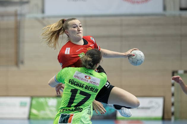 Handball, Frauen, HBF, Relegation, SV Union Halle-Neustadt - Füchse Berlin #2 Cara Reuthal (Halle, 26), Angela Cappellaro (Berlin, 17), SV Union Halle-Neustadt vs. Füchse Berlin, Spreefüxxe, Handball Bundesliga Frauen, Relegation, Hinspiel, Saison 2025 26, 03.06.2026 Halle SWH Arena Sachsen-Anhalt Deutschland