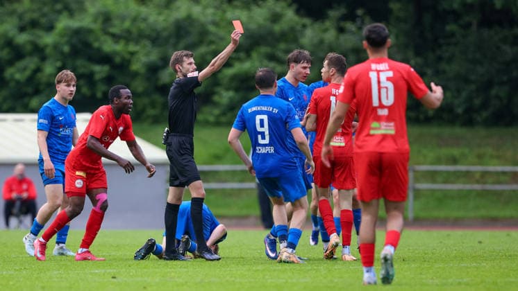 Fußball, Oberliga, Relegation, Blumenthaler SV - 1. FC Germania Egestorf-Langreder #2 v.li.: Schiedsrichter Jost Steenken zeigt Gean Baumgratz (1. FC Germania Egestorf-Langreder, 10) die rote Karte, Platzverweis, Feldverweis, 03.06.2026, Bremen (Deutschland), Fussball, Aufstiegsrunde Regionalliga Nord, Blumenthaler SV - 1. FC Germania Egestorf-Langreder