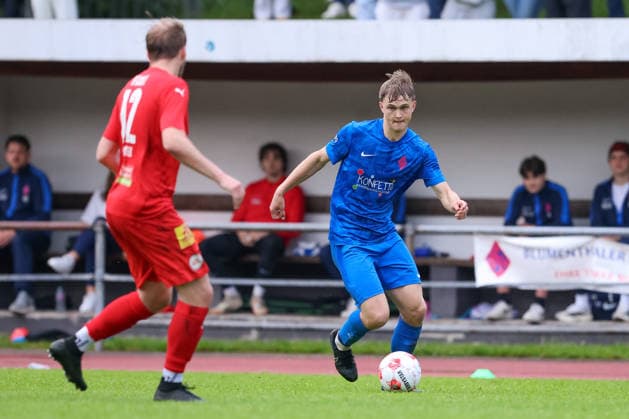 Fußball, Oberliga, Relegation, Blumenthaler SV - 1. FC Germania Egestorf-Langreder #2 Paul Lentz (Blumenthaler SV, 23) am Ball, Einzelbild, Ganzkörper, Aktion, Action, Spielszene, 03.06.2026, Bremen (Deutschland), Fussball, Aufstiegsrunde Regionalliga Nord, Blumenthaler SV - 1. FC Germania Egestorf-Langreder