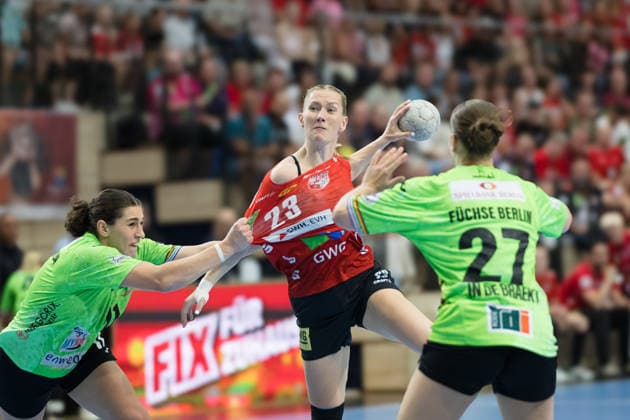 Handball, Frauen, HBF, Relegation, SV Union Halle-Neustadt - Füchse Berlin #2 Lucy Gündel (Berlin, 11), Marie Polakova (Halle, 23), Nomi in de Braekt (Berlin, 27), SV Union Halle-Neustadt vs. Füchse Berlin, Spreefüxxe, Handball Bundesliga Frauen, Relegation, Hinspiel, Saison 2025 26, 03.06.2026 Halle SWH Arena Sachsen-Anhalt Deutschland