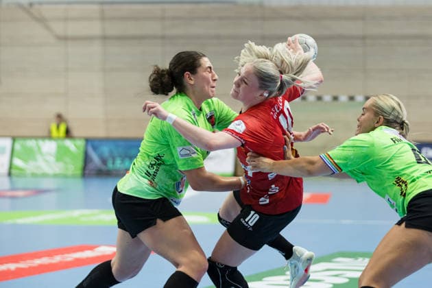 Handball, Frauen, HBF, Relegation, SV Union Halle-Neustadt - Füchse Berlin #2 Lucy Gündel (Berlin, 11), Viktoria Marksteiner (Halle, 10), Anouk Nieuwenweg (Berlin, 47), SV Union Halle-Neustadt vs. Füchse Berlin, Spreefüxxe, Handball Bundesliga Frauen, Relegation, Hinspiel, Saison 2025 26, 03.06.2026 Halle SWH Arena Sachsen-Anhalt Deutschland
