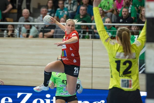 Handball, Frauen, HBF, Relegation, SV Union Halle-Neustadt - Füchse Berlin #2 Lilli Röpcke (Halle, 25), Torhüterin Zoe Ludwig (Berlin, 12), SV Union Halle-Neustadt vs. Füchse Berlin, Spreefüxxe, Handball Bundesliga Frauen, Relegation, Hinspiel, Saison 2025 26, 03.06.2026 Halle SWH Arena Sachsen-Anhalt Deutschland