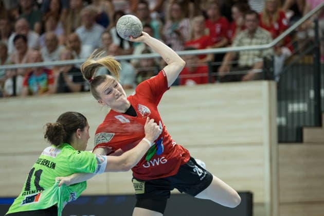 Handball, Frauen, HBF, Relegation, SV Union Halle-Neustadt - Füchse Berlin #2 Lucy Gündel (Berlin, 11), Cara Reuthal (Halle, 26), SV Union Halle-Neustadt vs. Füchse Berlin, Spreefüxxe, Handball Bundesliga Frauen, Relegation, Hinspiel, Saison 2025 26, 03.06.2026 Halle SWH Arena Sachsen-Anhalt Deutschland