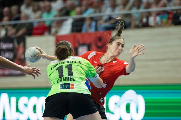 Handball, Frauen, HBF, Relegation, SV Union Halle-Neustadt - Füchse Berlin #2 Lucy Gündel (Berlin, 11), Tabea Wipper (Halle, 22), SV Union Halle-Neustadt vs. Füchse Berlin, Spreefüxxe, Handball Bundesliga Frauen, Relegation, Hinspiel, Saison 2025 26, 03.06.2026 Halle SWH Arena Sachsen-Anhalt Deutschland