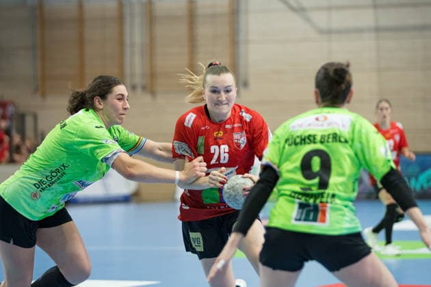 Handball, Frauen, HBF, Relegation, SV Union Halle-Neustadt - Füchse Berlin #2 Lucy Gündel (Berlin, 11), Cara Reuthal (Halle, 26), Anais Gouveia (Berlin, 9), SV Union Halle-Neustadt vs. Füchse Berlin, Spreefüxxe, Handball Bundesliga Frauen, Relegation, Hinspiel, Saison 2025 26, 03.06.2026 Halle SWH Arena Sachsen-Anhalt Deutschland