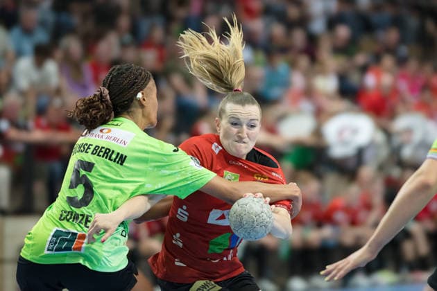 Handball, Frauen, HBF, Relegation, SV Union Halle-Neustadt - Füchse Berlin #2 Naomi Conze (Berlin, 5), Cara Reuthal (Halle, 26), SV Union Halle-Neustadt vs. Füchse Berlin, Spreefüxxe, Handball Bundesliga Frauen, Relegation, Hinspiel, Saison 2025 26, 03.06.2026 Halle SWH Arena Sachsen-Anhalt Deutschland