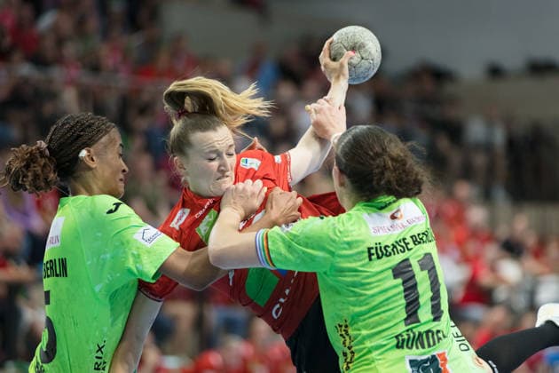 Handball, Frauen, HBF, Relegation, SV Union Halle-Neustadt - Füchse Berlin #2 Naomi Conze (Berlin, 5), Cara Reuthal (Halle, 26), Lucy Gündel (Berlin, 11), SV Union Halle-Neustadt vs. Füchse Berlin, Spreefüxxe, Handball Bundesliga Frauen, Relegation, Hinspiel, Saison 2025 26, 03.06.2026 Halle SWH Arena Sachsen-Anhalt Deutschland