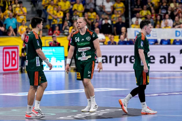 Handball, HBL, Rhein-Neckar Löwen - TSV Hannover-Burgdorf #6 v.li.: Renars Uscins (Die Recken, 10), Justus Fischer (Die Recken, 54), Leif Tissier (Die Recken, 7), Spieler vom TSV Hannover-Burgdorf (Die Recken), enttäuscht über die Niederlage, Enttäuschung nach dem Schlusspfiff, Highlight, Verlierer, verloren, Frustration, disappointed, pessimistisch, 03.06.2026, Mannheim (Deutschland), Handball, Bundesliga, Rhein-Neckar Löwen - TSV Hannover-Burgdorf