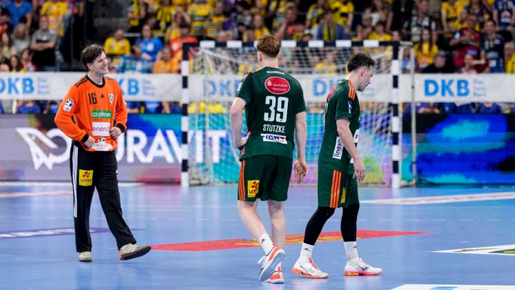 Handball, HBL, Rhein-Neckar Löwen - TSV Hannover-Burgdorf #6 v.li.: Simon Gade (Torwart, Die Recken, 16), Lukas Stutzke (Die Recken, 39), Leif Tissier (Die Recken, 7), Spieler vom TSV Hannover-Burgdorf (Die Recken), enttäuscht über die Niederlage, Enttäuschung nach dem Schlusspfiff, Highlight, Verlierer, verloren, Frustration, disappointed, pessimistisch, 03.06.2026, Mannheim (Deutschland), Handball, Bundesliga, Rhein-Neckar Löwen - TSV Hannover-Burgdorf